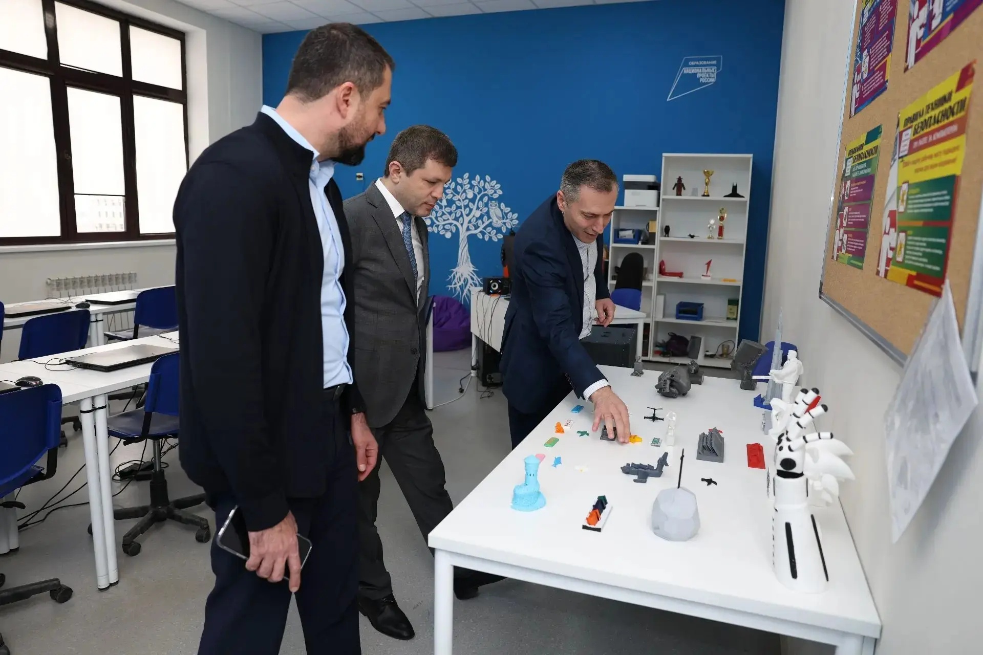 «Какая бывает промышленность»: Министр Низам Халилов провел «Разговор о важном» в лицее №13 им. Расула Гамзатова